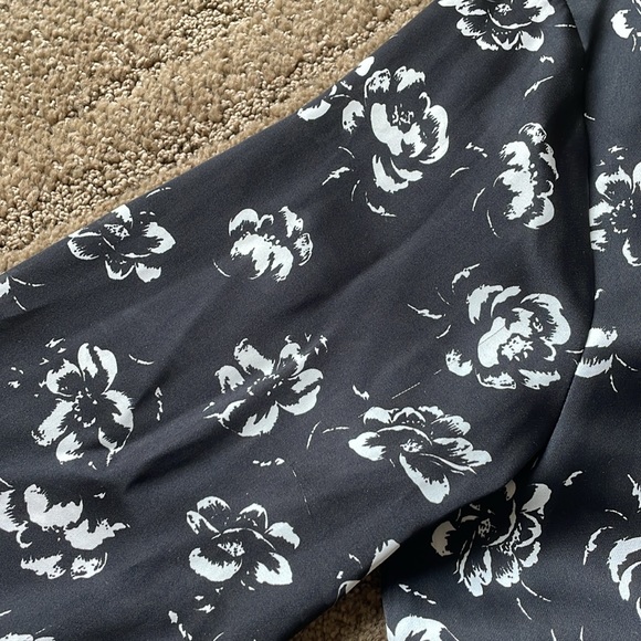 Ralph Lauren beautiful silky floral button down blouse - Picture 7 of 8